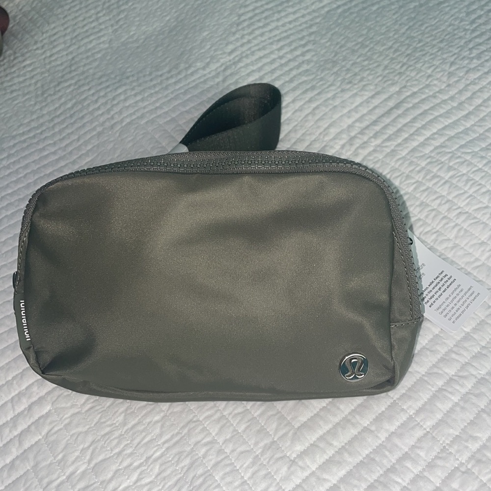 Lululemon Everywhere Belt Bag- Sage green NWT- Sold Out!!! - Picture 3 of 9